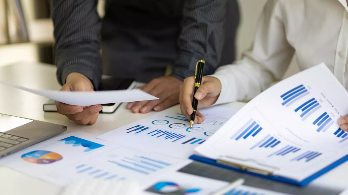 Homme qui analyse des rapports de due-diligence en crowdfunding immobilier